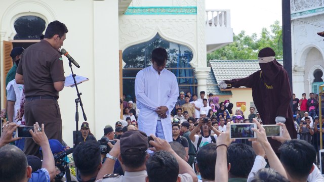 Polisi syariat Islam di Banda Aceh kembali menjatuhkan eksekusi hukuman cambuk terhadap pasangan gay. (Foto: Zuhri Noviandi/kumparan)