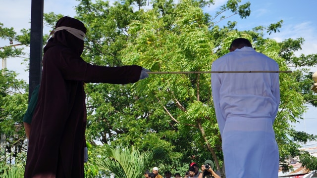 Polisi syariat Islam di Banda Aceh kembali menjatuhkan eksekusi hukuman cambuk terhadap pasangan gay. Foto: Zuhri Noviandi/kumparan