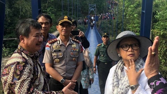 Menteri Luar Negeri, Retno Marsudi meresmikan Jembatan Diplomasi", di Kabupaten Garut. (Foto: Instagram/@retno_marsudi)