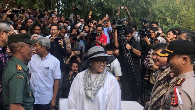 Menteri Luar Negeri, Retno Marsudi meresmikan Jembatan Diplomasi", di Kabupaten Garut. (Foto: Instagram/@retno_marsudi)