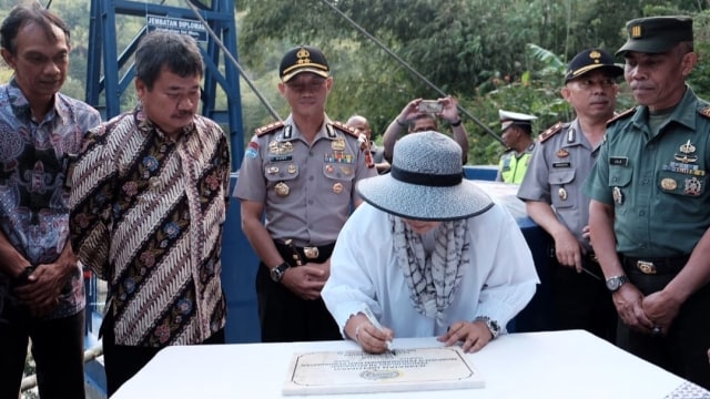 Menteri Luar Negeri, Retno Marsudi meresmikan Jembatan Diplomasi", di Kabupaten Garut. (Foto: Instagram/@retno_marsudi)