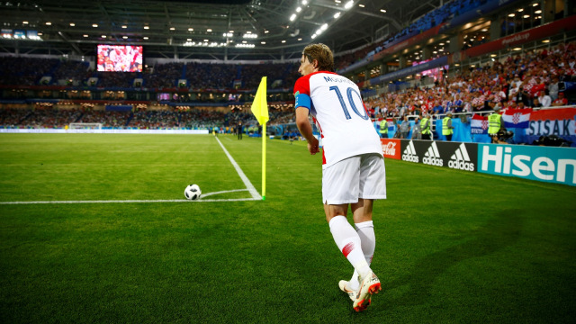 Luka Modric mengambil sepak pojok saat Kroasia bersua Nigeria di fase grup Piala Dunia 2018. (Foto: Fabrizio Bensch/Reuters)