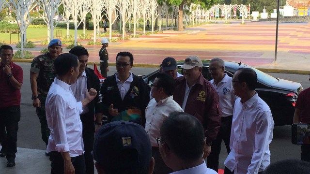 Presiden RI, Joko Widodo, mengunjungi venue Asian Games 2018 di Jakabaring Sport City, Palembang, Sumatera Selatan dan tiba di lokasi pukul 08.16 WIB.  (Foto: Fachrul Irwinsyah/kumparan)