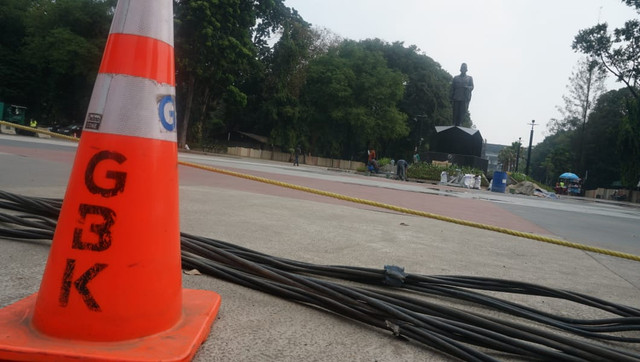 Patung Presiden pertama RI, Soekarno, setinggi 8 meter dipasang di sekitar kawasan pintu 5 Stadion Gelora Bung Karno (GBK), Senayan, Jakarta Pusat sebagai salah satu penghormatan atas gagasan pembangunan kompleks olahraga ini dan dipersiapkan untuk perhelatan Asian Games 2018. Foto: Garin Gustavian Irawan/kumparan