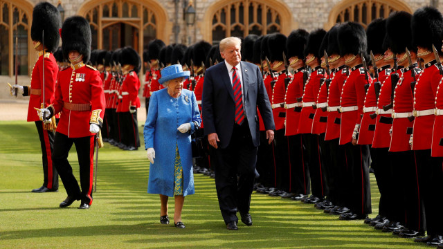 Trump dan Ratu Elizabeth (Foto: REUTERS/Kevin Lamarque)