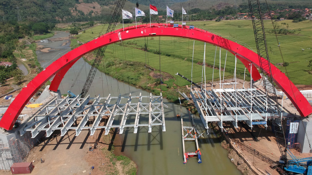 Sejumah pekerja memeriksa penyangga lantai atau 'cross girder' Jembatan Kalikuto, yang jatuh di Kabupaten Batang, Jawa Tengah, Sabtu (14/7). (Foto: Antara/Harviyan Perdana Putra)