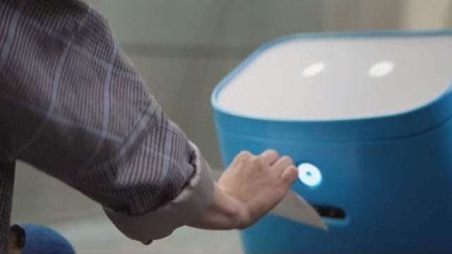 Scanning boarding pass di robot Care-E (Foto: Youtube/KLM Royal Dutch Airlines )
