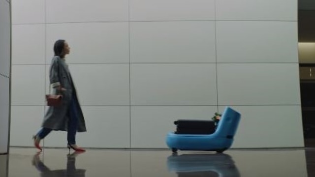Robot Care-E berjalan bersama penggunanya (Foto: Youtube/KLM Royal Dutch Airlines )