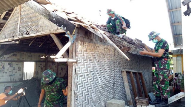 TNI AD Renovasi Rumah Zohri di Dusun Karang Pengsor, Kecamatan Pemenang, Kabupaten Lombok Utara, NTB.  (Foto: Dok TNI AD)
