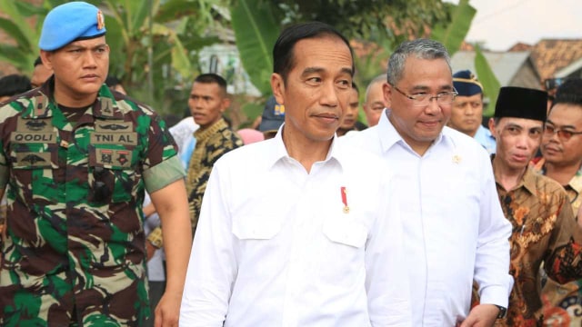 Mendes PDTT Dampingi Jokowi Tinjau PKT di Banyuasin (Foto: Dok: Kemendes PDTT)