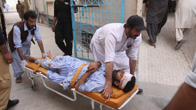 Korban ledakan bom di Pakistan (Foto: AP Photo/Arshad Butt))