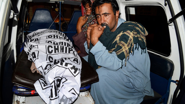 Korban ledakan bom di Pakistan (Foto: AP Photo/Arshad Butt))