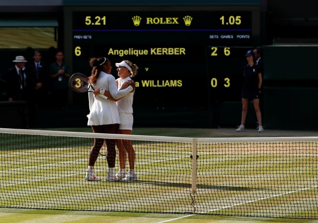 Kerber dan Serena di akhir final Wimbledon 2018. (Foto: REUTERS/Andrew Boyers)