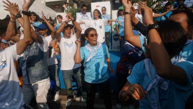 Menteri susi pudjiastuti berjoget bersama pada acara kampanye Gerakan Cinta laut di CFD. (Foto: Garin Gustavian/kumparan)