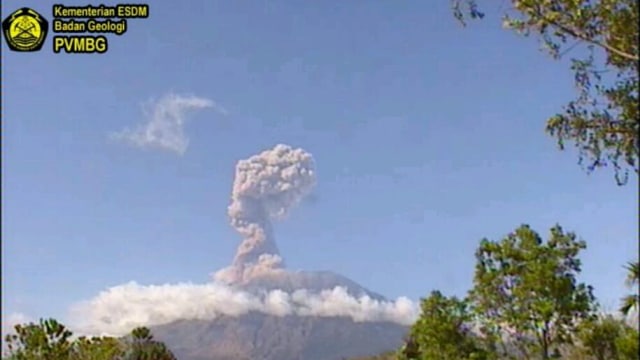 Gunung Agung kembali meletus sebanyak dua kali pada 04.52 Wita dan 09.05 Wita, Minggu (15/7) pagi ini. (Foto: Dok. PVMBG)