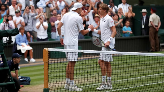 Anderson dan Isner di akhir semifinal Wimbledon 2018. (Foto: REUTERS/Andrew Boyers)