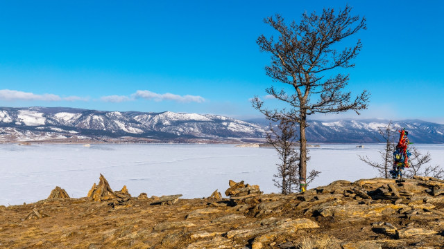 Panorama Danau Baikal, Rusia.