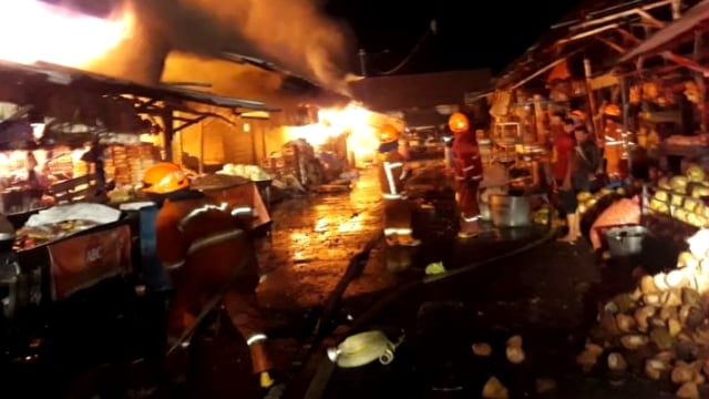 Petugas pemadam kebakaran melakukan pemadaman di Pasar Gedebage, Bandung. (Foto: Twitter/@emergency113bdg)