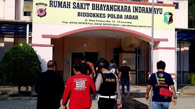 Pelaku penyerangan Mapolres Indramayu dibawa ke RS Bhayangkara. (Foto: Dok. Istimewa)