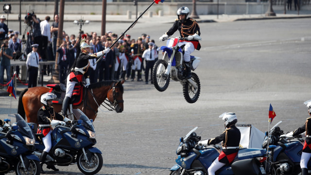 Pengawal Republik Prancis tampil dalam parade militer Hari Bastille tradisional di jalan Champs-Elysees, Paris, Prancis. (Foto: Reuters/Charles Platiau)