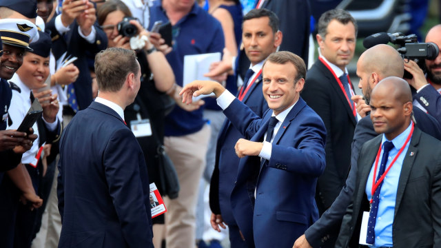 Presiden Perancis Emmanuel Macron di parade militer Hari Bastille di Paris, Prancis. (Foto: Reuters/Philippe Wojazer/Pool)