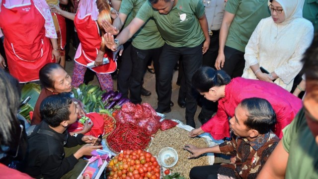 Suasana kunjungan Presiden Joko Widodo dan Ibu Iriana di Pasar Gede Klaten. (Foto: Dok.Biro Pers Setpres)