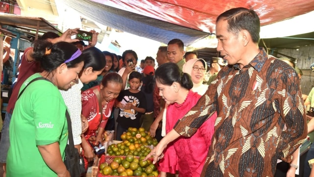Suasana kunjungan Presiden Joko Widodo dan Ibu Iriana di Pasar Gede Klaten. (Foto: Dok.Biro Pers Setpres)