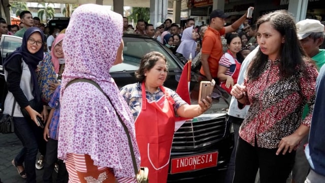 Warga Klaten berswa foto di mobil Presiden Joko Widodo. (Foto: Dok.Biro Pers Setpres)