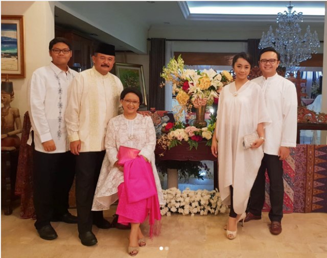 Menlu RI Retno Marsudi bersama keluarganya (Foto: Instagram.com/@retno_marsudi)