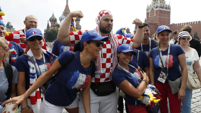 Suporter Timnas Prancis memadati pusat Kota Moscow menjelang final Piala Dunia 2018. (Foto: Gleb Garanich/Reuters)