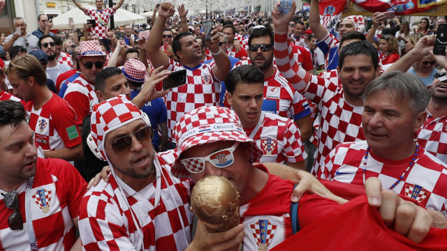 Suporter Timnas Kroasia memadati pusat Kota Moskow menjelang final Piala Dunia 2018. (Foto: Gleb Garanich/Reuters)