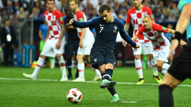 Penalti Antoine Griezmann bawa Prancis unggul 2-1. (Foto: Reuters/Dylan Martinez)