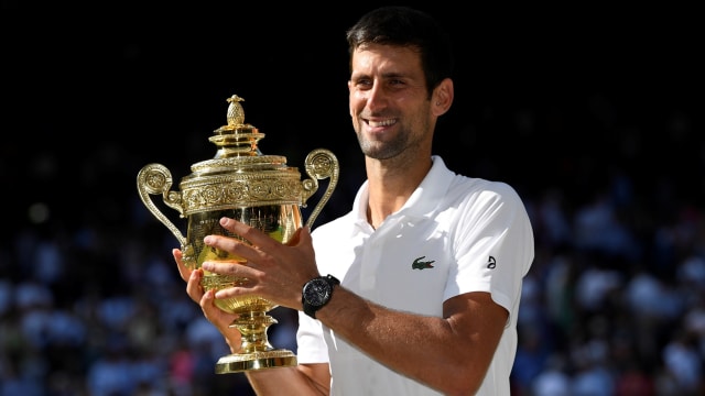 Djokovic meraih trofi juara Wimbledon 2018. (Foto: REUTERS/Tony O'Brien)