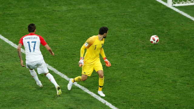 Mandzukic mencetak gol memanfaatkan blunder Karius. (Foto: Reuters/Maxim Shemetov)