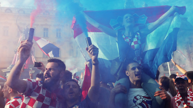 Suporter Kroasia seusai final Piala Dunia 2018. (Foto: Marko Djurica/REUTERS)