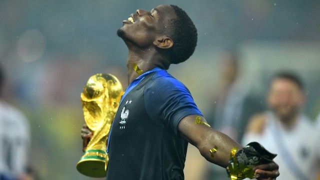 Paul Pogba dan trofi Piala Dunia 2018. Foto: Dylan Martinez/REUTERS
