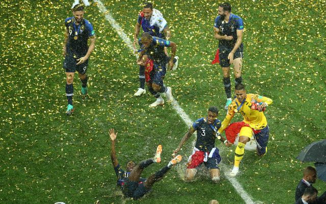 Timnas Prancis selebrasi setelah memenangi Piala Dunia 2018. (Foto: Michael Dalder/REUTERS)