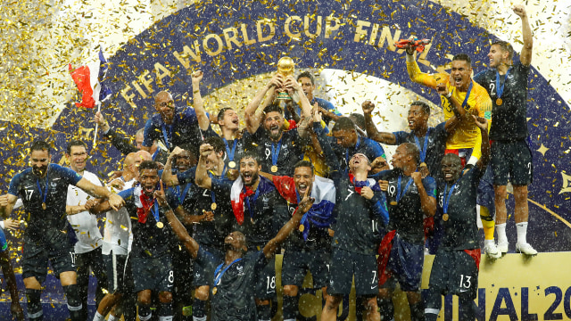 Timnas Prancis mengangkat trofi Piala Dunia 2018 (Foto: Kai Pfaffenbach/REUTERS)
