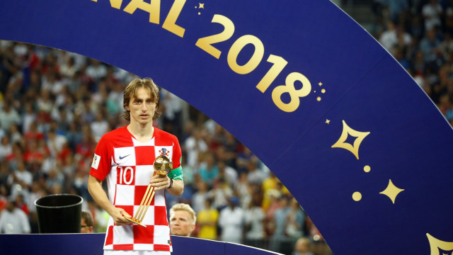 Modric dan trofi penghargaan Bola Emas di Piala Dunia 2018. (Foto: REUTERS/Kai Pfaffenbach)