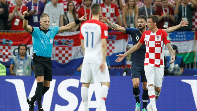 Wasit Nestor Pitana memutuskan melihat tayangan ulang VAR di laga Kroasia vs Prancis. (Foto: REUTERS/Darren Staples)