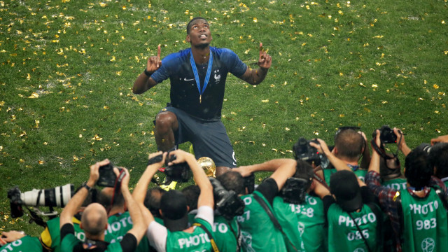 Pogba dan trofi Piala Dunia. (Foto: REUTERS/Christian Hartmann )