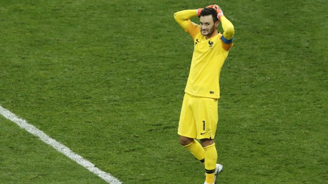 Hugo Lloris usai melakukan blunder di final Piala Dunia 2018 melawan Kroasia. (Foto: REUTERS/Maxim Shemetov)