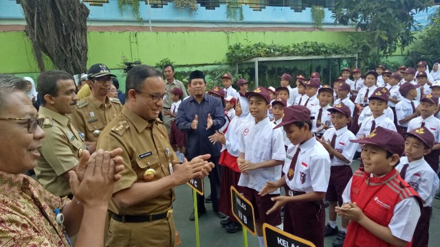 Anies Baswedan tinjau hari pertama masuk sekolah di SDN Kampung Melayu 01/02 Jatinegara. (Foto: Nabilla Fatiara/kumparan)