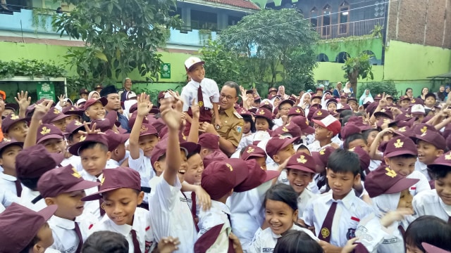 Anies Baswedan tinjau hari pertama masuk sekolah di SDN Kampung Melayu 01/02 . (Foto: Nabilla Fatiara/kumparan)