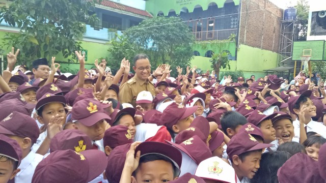 Anies Baswedan tinjau hari pertama masuk sekolah di SDN Kampung Melayu 01/02 . (Foto: Nabilla Fatiara/kumparan)