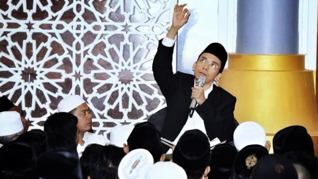 Gubernur NTB, TGB Muhammad Zainul Majdi atau Tuan Guru Bajang (TGB), berdakwah di Lombok. (Foto: Instagram @tuangurubajang)