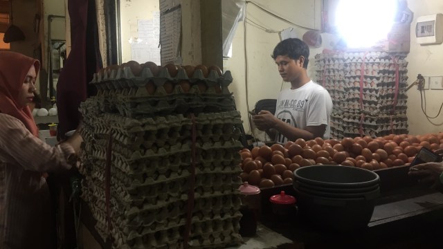 Pedagang Telur di Pasar Jatinegara. (Foto: Abdul Latif/kumparan)
