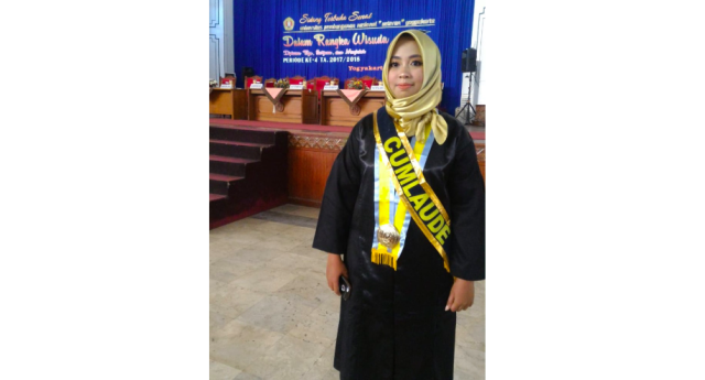 Pernah Dapat Nilai E, Anak Penjual Mie Ayam Jadi Wisudawan Terbaik