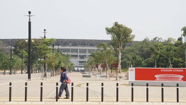 Kawasan Gelora Bung Karno (GBK), Senayan  ditutup sementara untuk persiapan Asian Games 2018 sehingga seluruh pintu masuk ditutup dan diberi spanduk informasi seputar penutupan GBK. (Foto: Fitra Andrianto/kumparan)