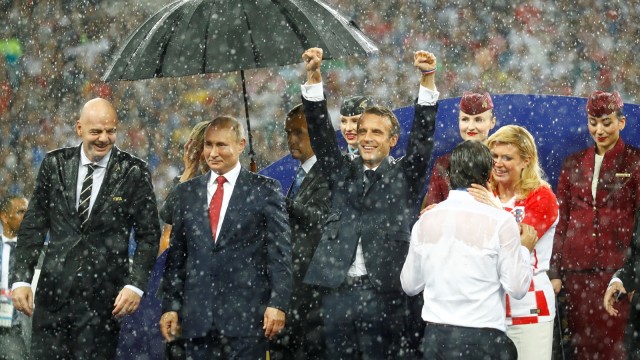Vladimir Putih dan Kolinda Grabar-Kitarovic (Foto: REUTERS/Kai Pfaffenbach)
